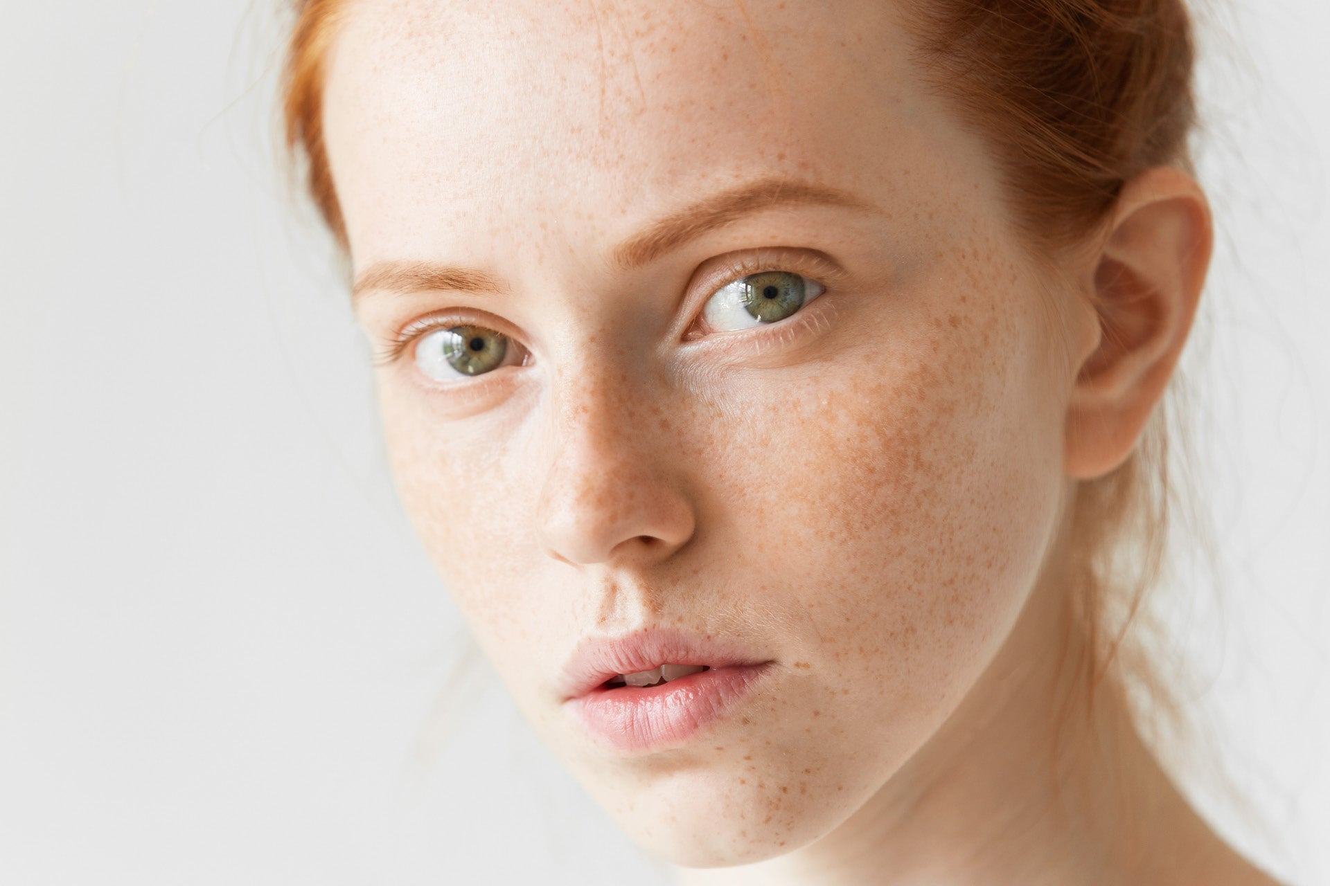 Grain de beauté, taches de rousseur... ces particularités physiques qui deviennent tendances !