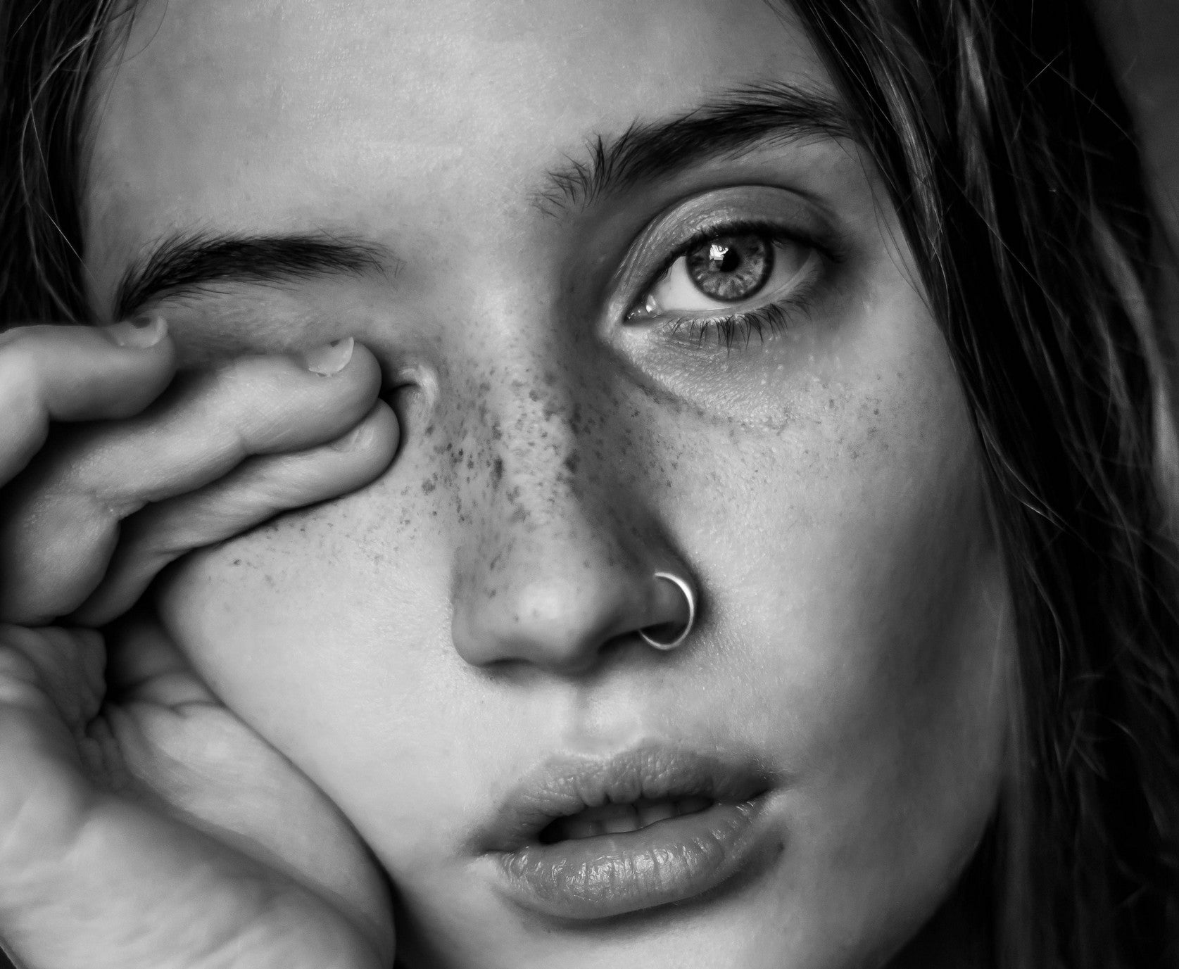 Cette tendance maquillage nous fait aimer nos cernes !