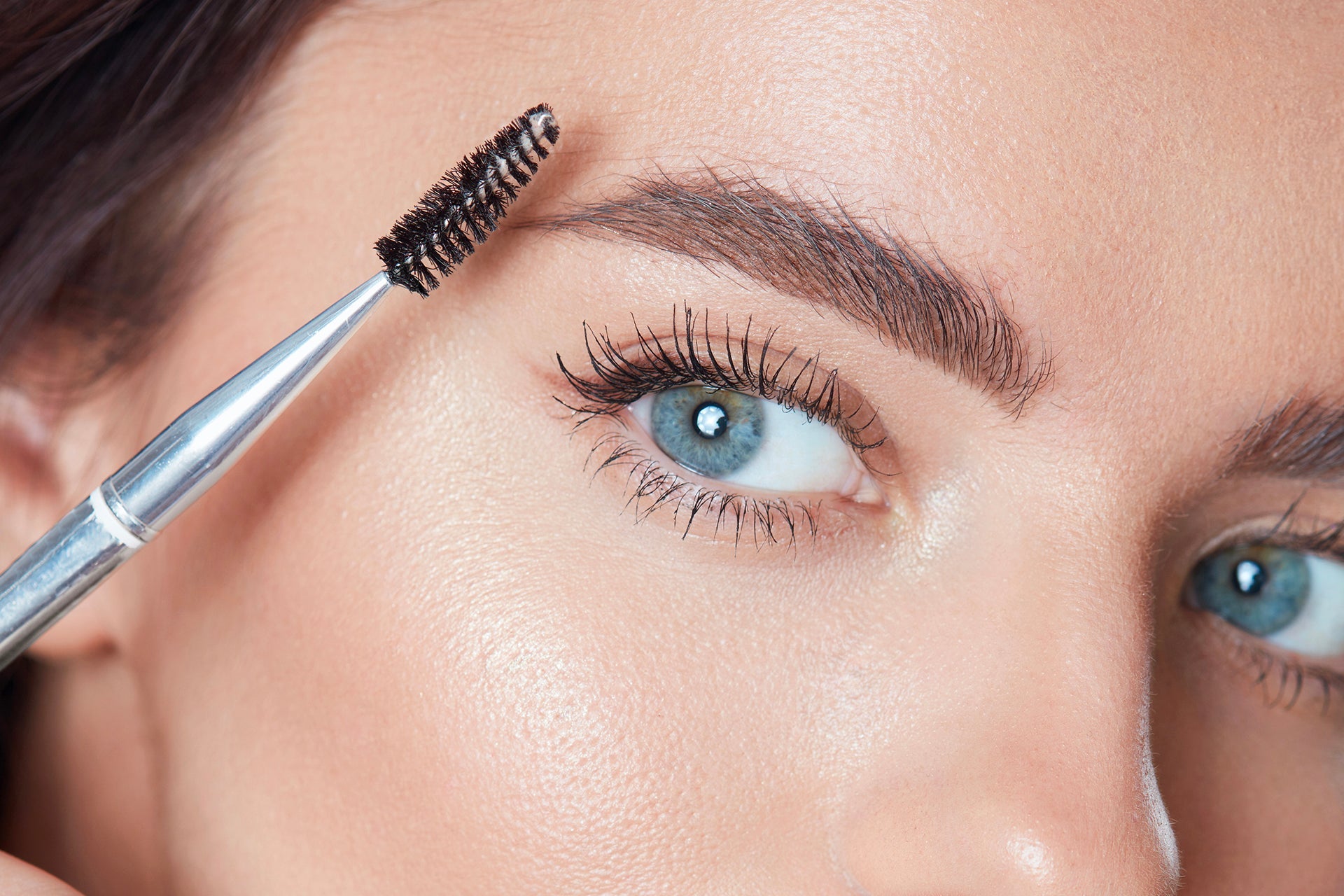 Comment camoufler des sourcils irréguliers après une repousse anarchique ?
