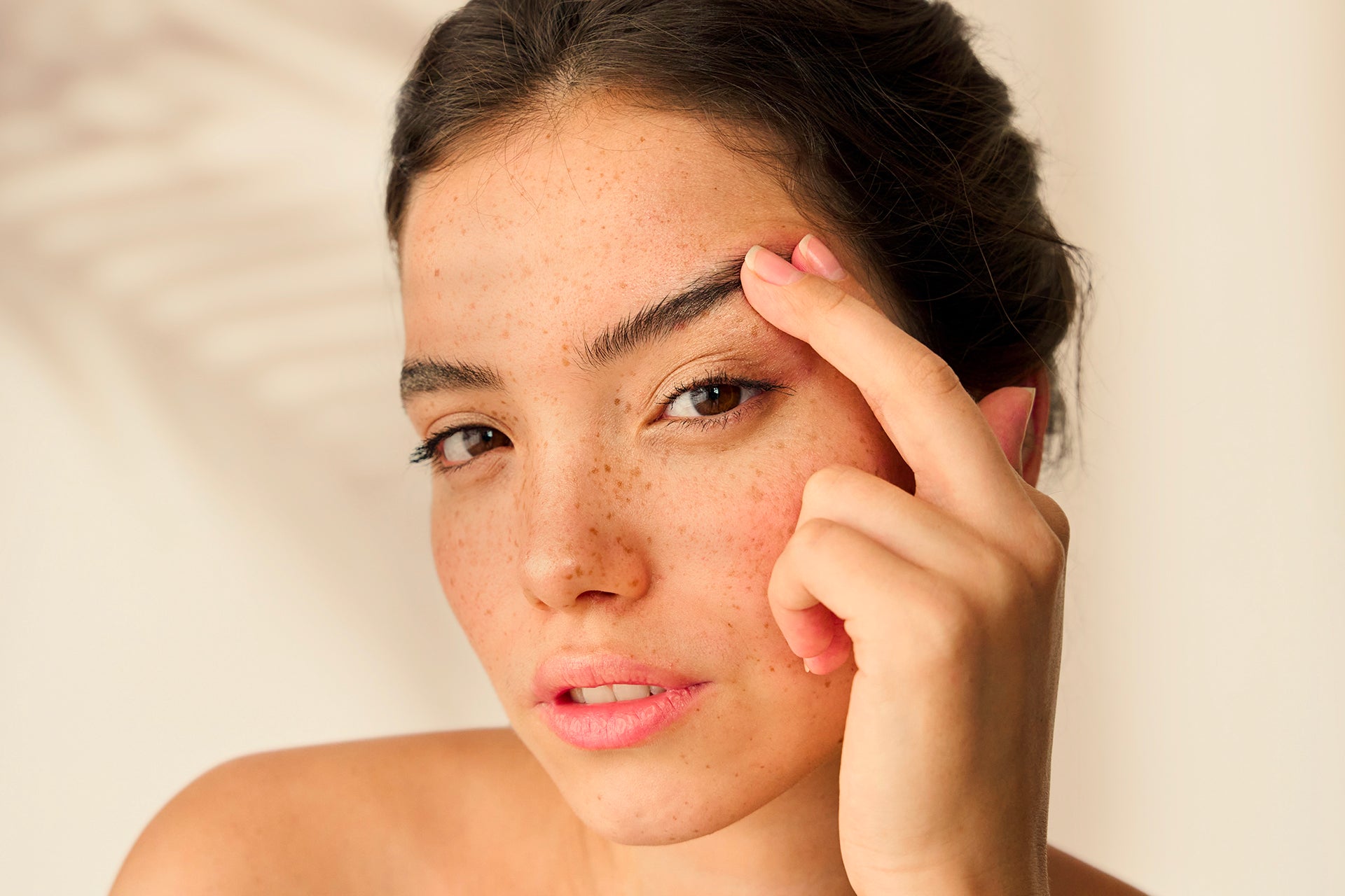 Comment garder des sourcils nets et structurés pendant les vacances ?