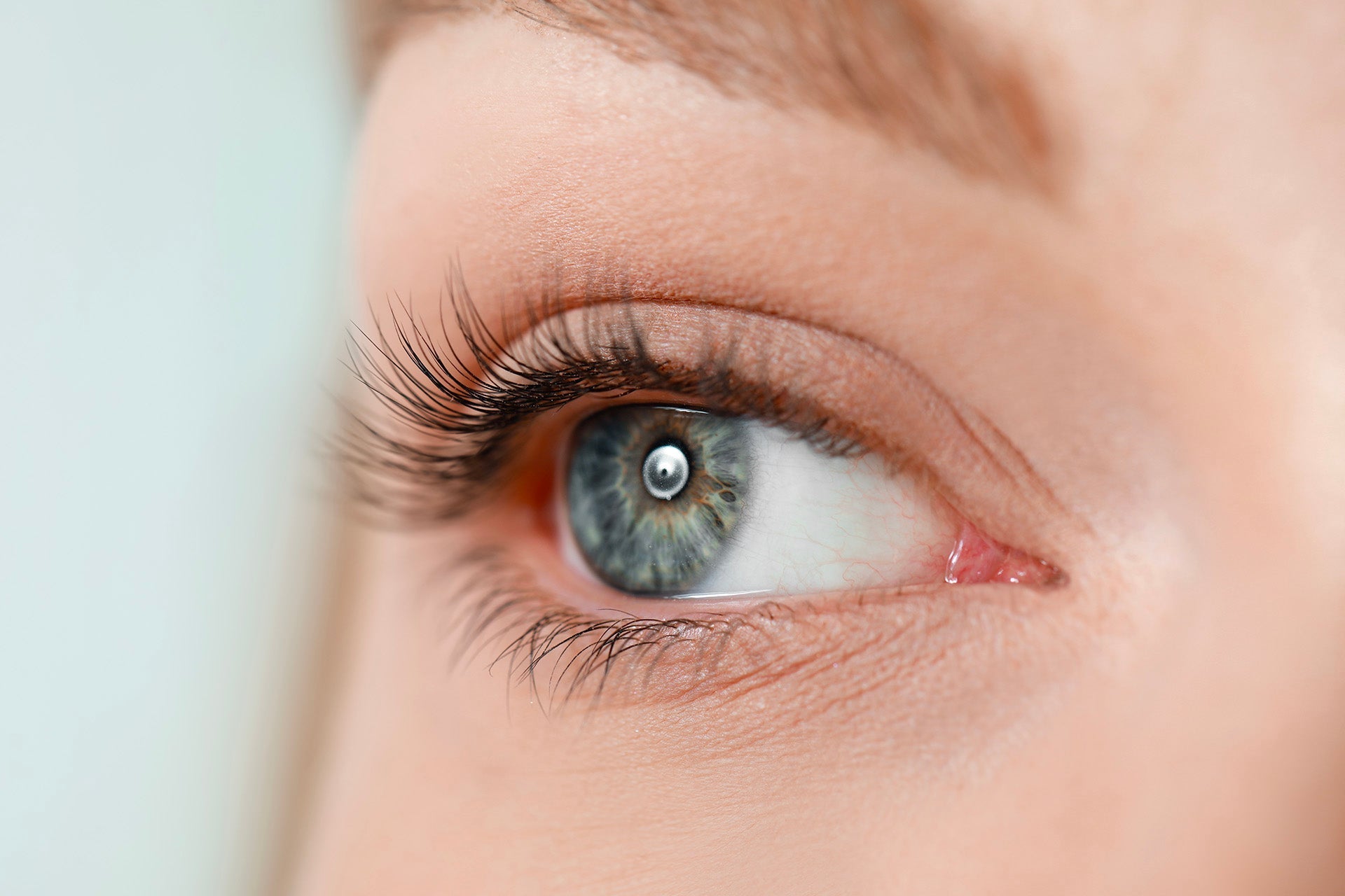Pourquoi les cils tombent (et comment les renforcer)