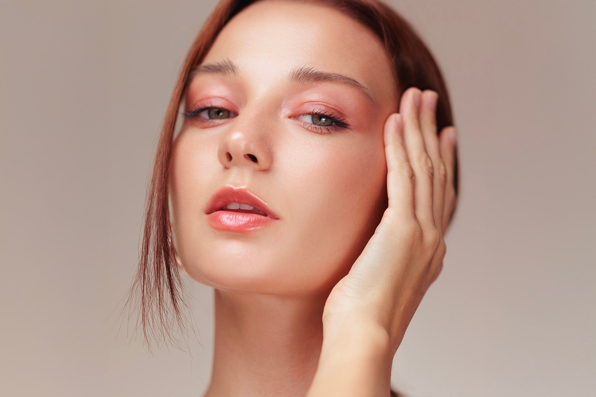 Les tendances maquillage regard à suivre pour les fêtes 2025