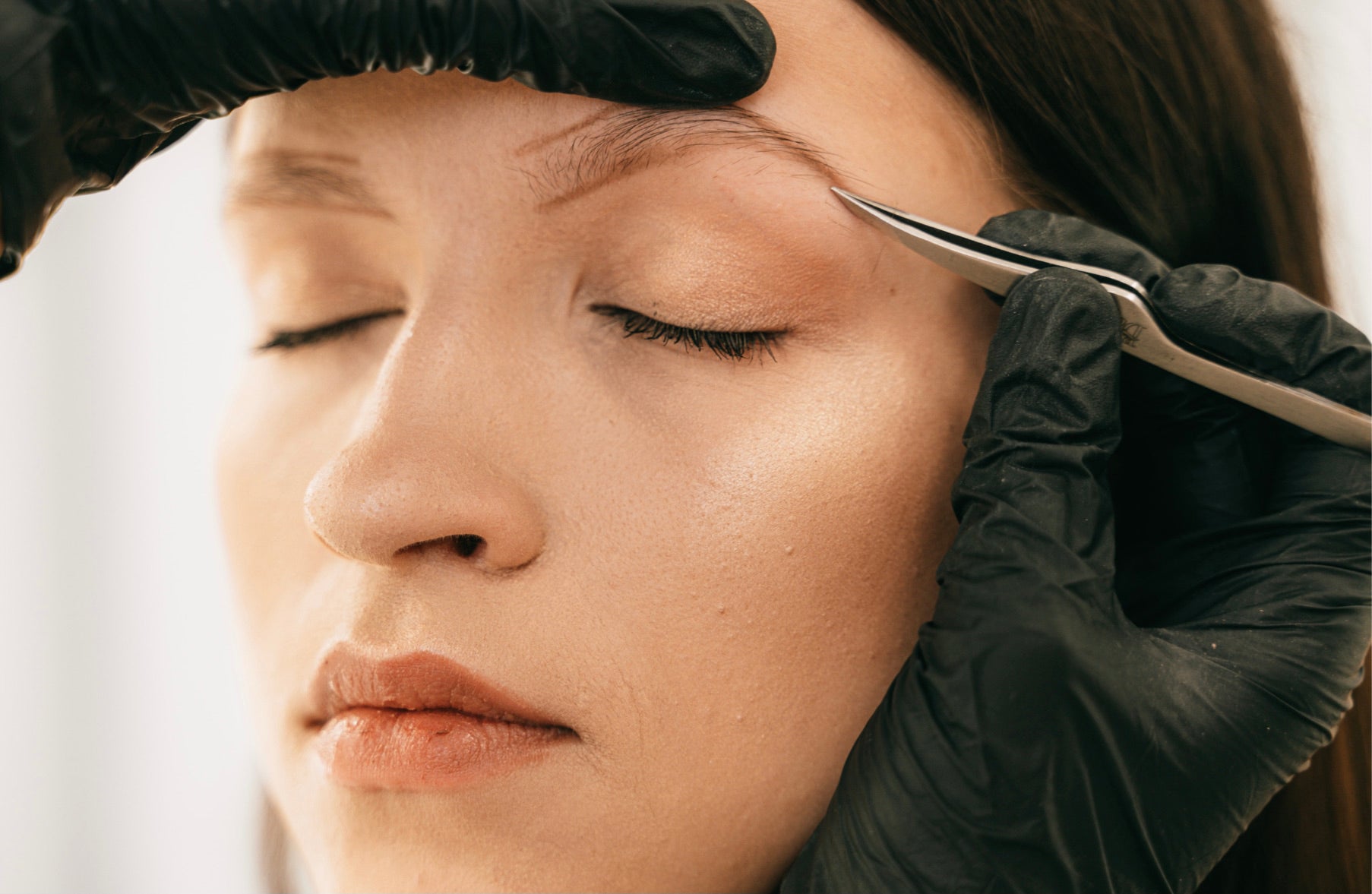 Découvrez 4 astuces pour épiler les sourcils sans douleur