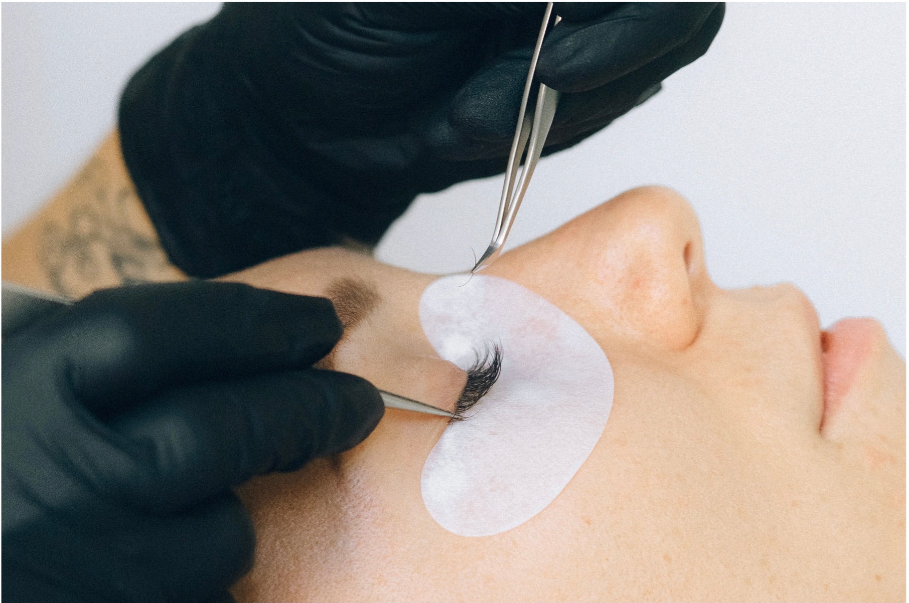 Rehaucils, teinture des cils, mascara semi-permanent : quelles différences ?
