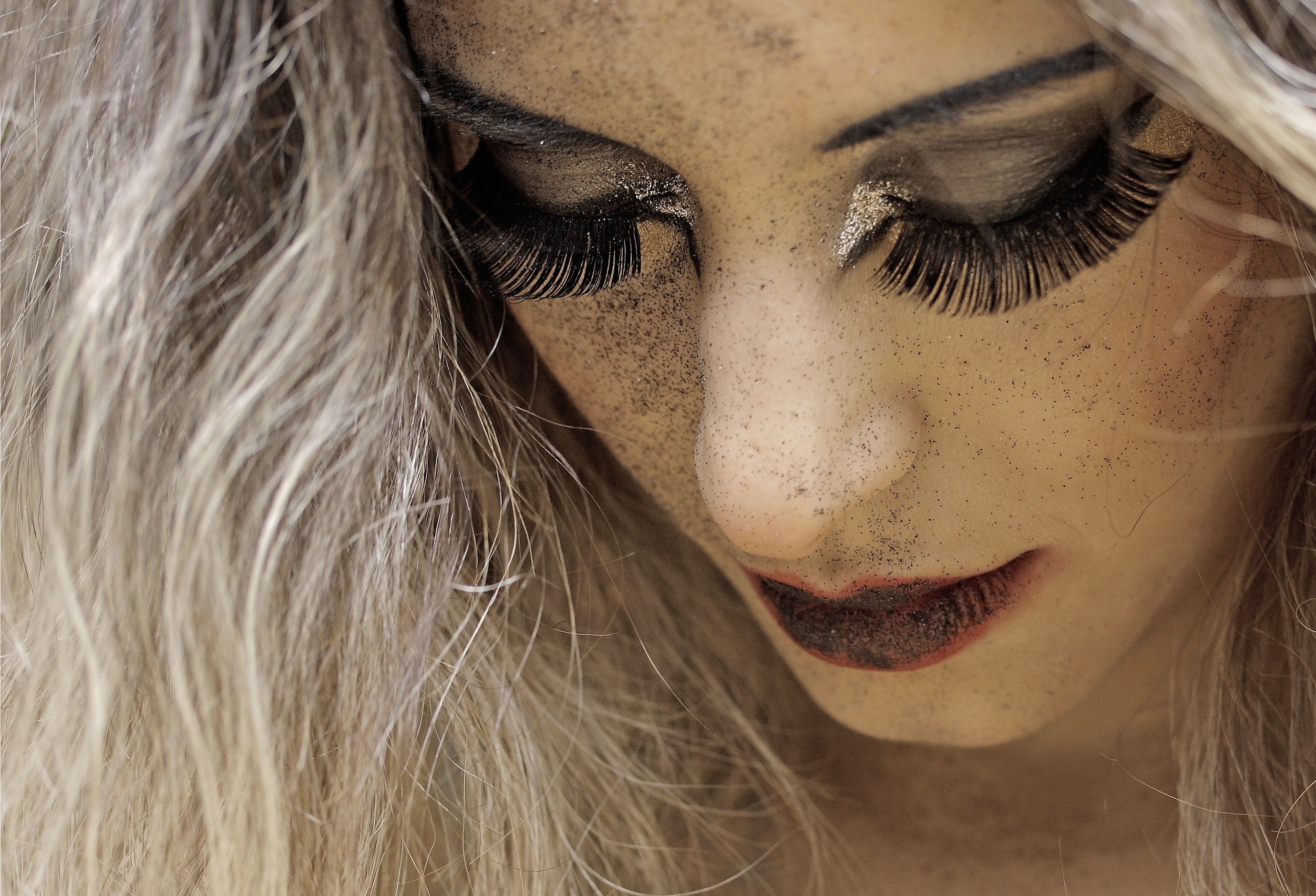 Faux cils vs Extensions de cils : qu'est-ce qui est fait pour moi ?