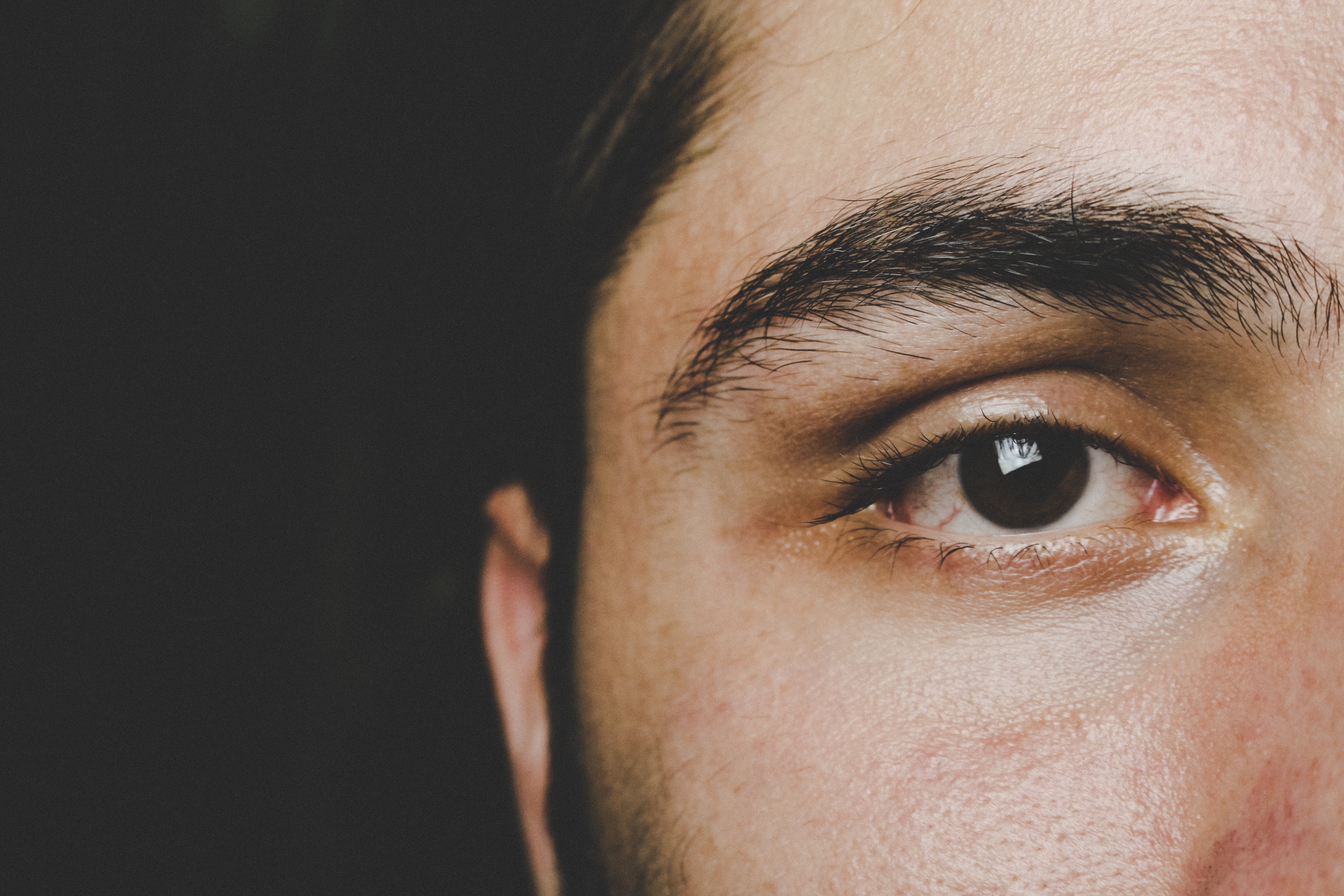 Épilation des sourcils pour homme : un cadeau original pour la fête des pères !