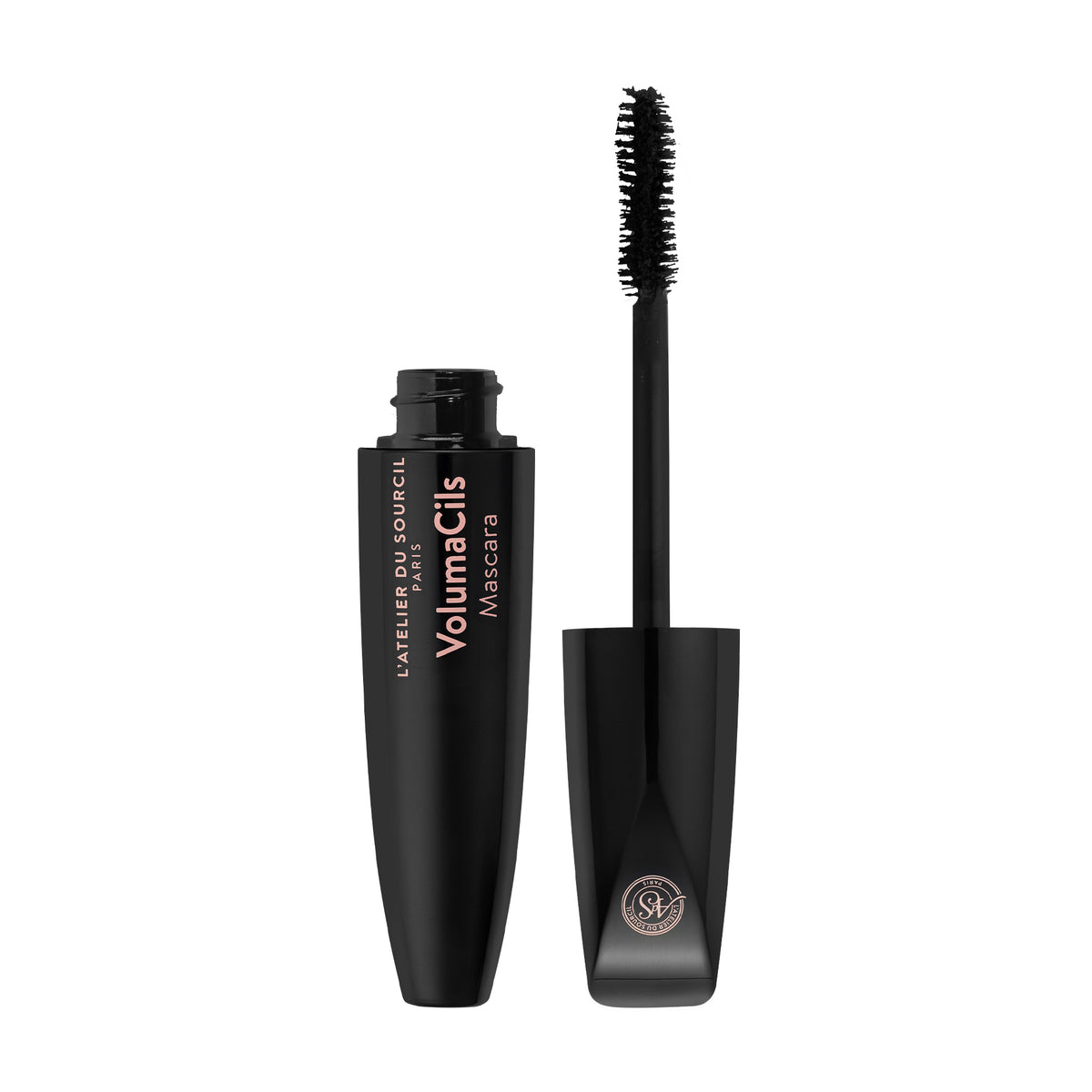 VolumaCils ouvert, brosse posée en travers du flacon sur fond beige ombré, mascara volume L'Atelier du Sourcil