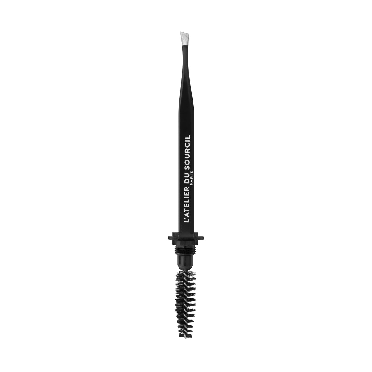 Stylbrow+, pince à épiler biseautée noire avec goupillon intégré sur fond blanc, L'Atelier du Sourcil Paris