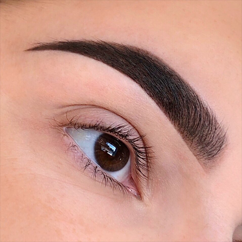 Les sourcils décolorés, doit-on succomber à la tendance ?