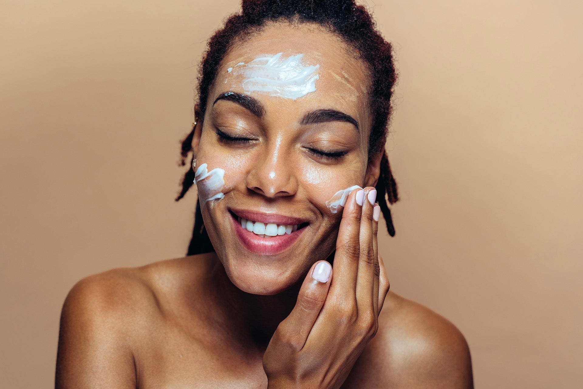 Crème solaire : où, quand et comment bien l’intégrer à sa routine make-up ?
