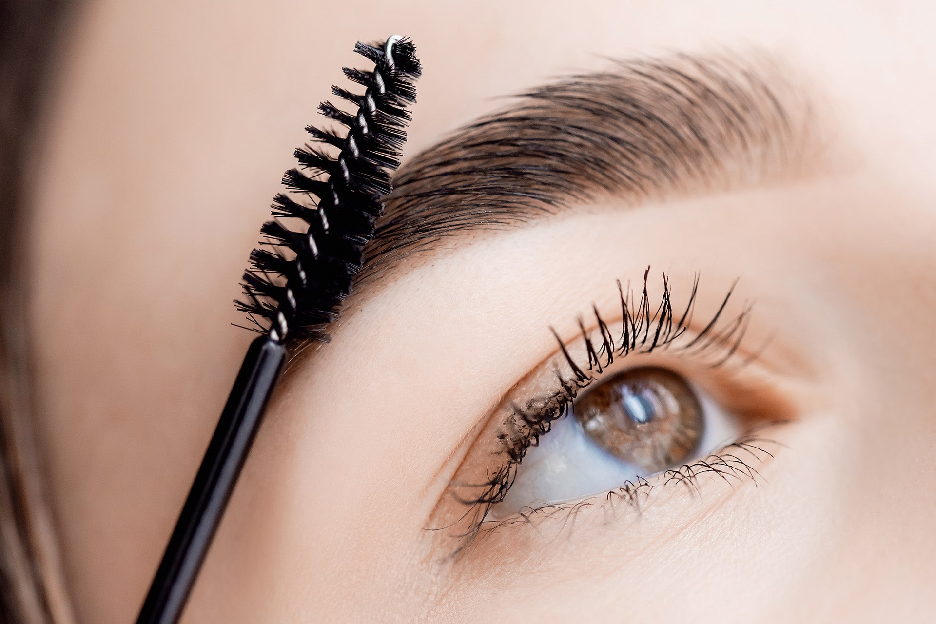 Tout savoir sur la cire coiffante pour sourcils