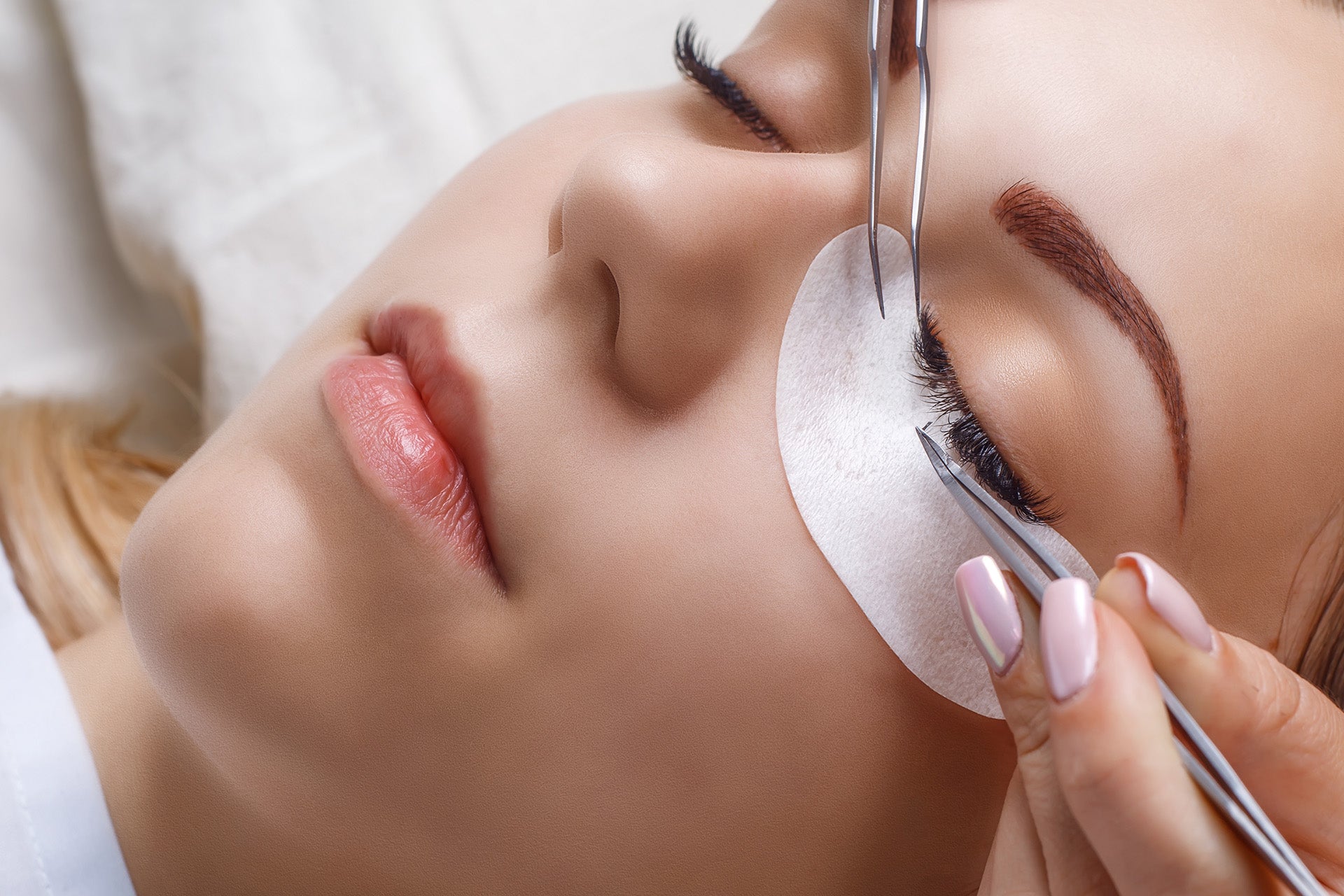 Des sourcils parfaits pour vos vacances : les avantages du maquillage permanent
