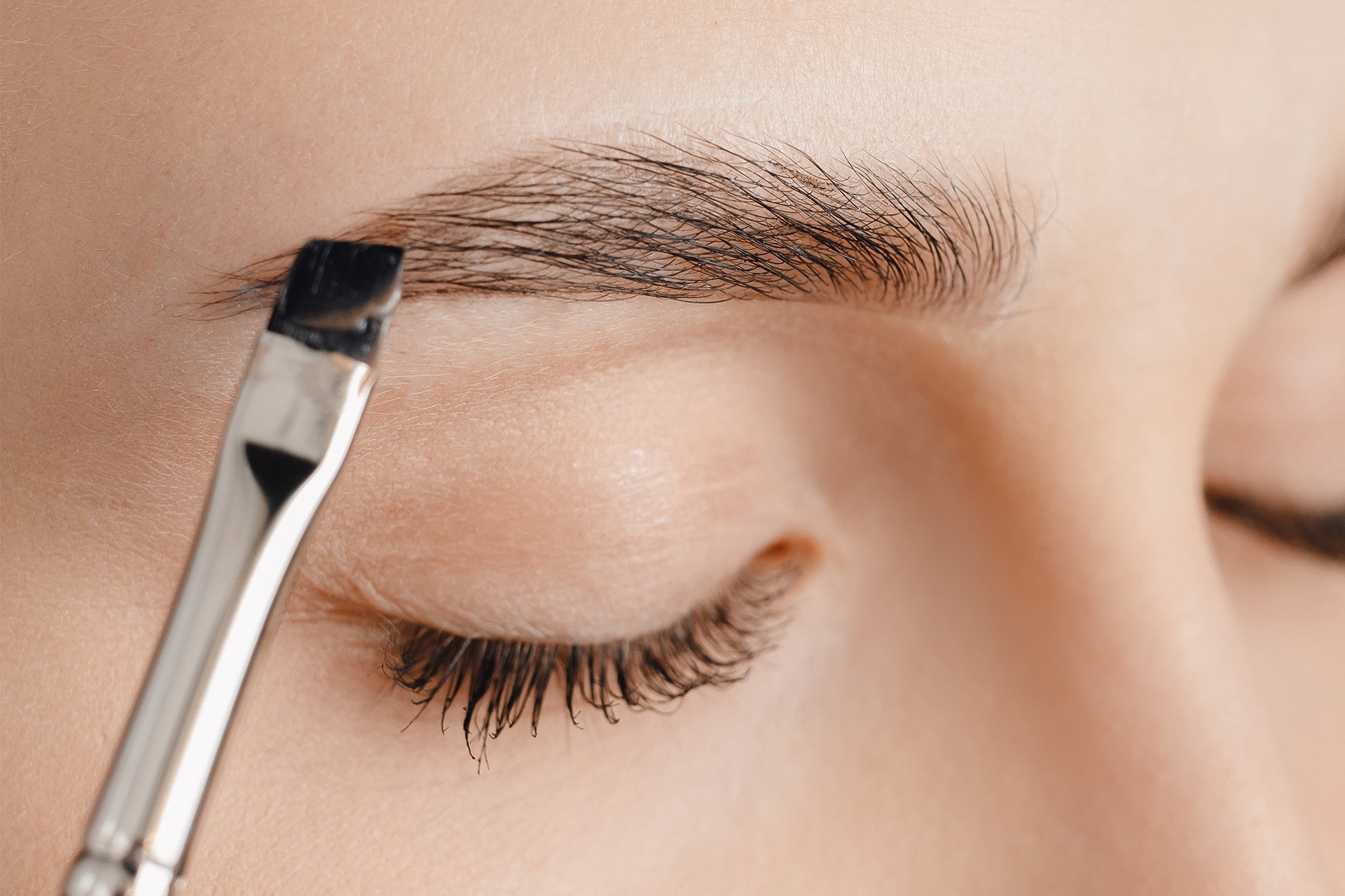 Teindre ses sourcils avec de l'autobronzant : zoom sur la tendance improbable de cet été !