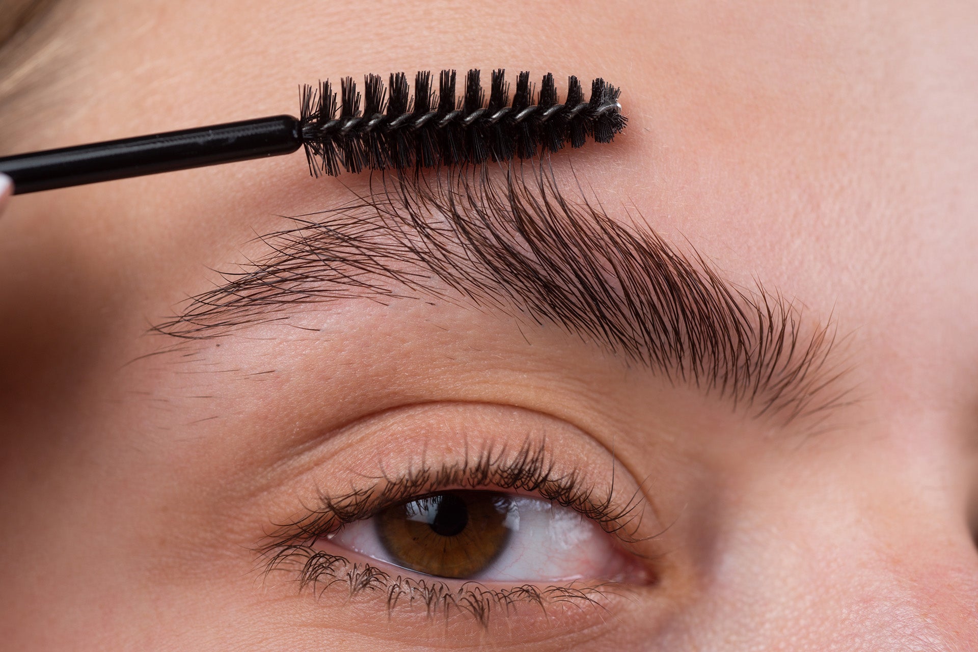 Pourquoi mes sourcils frisent et rebiquent ?