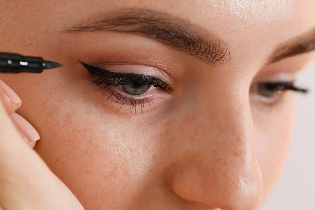 L'eyeliner : tendance ou ringard ? | L'Atelier du Sourcil