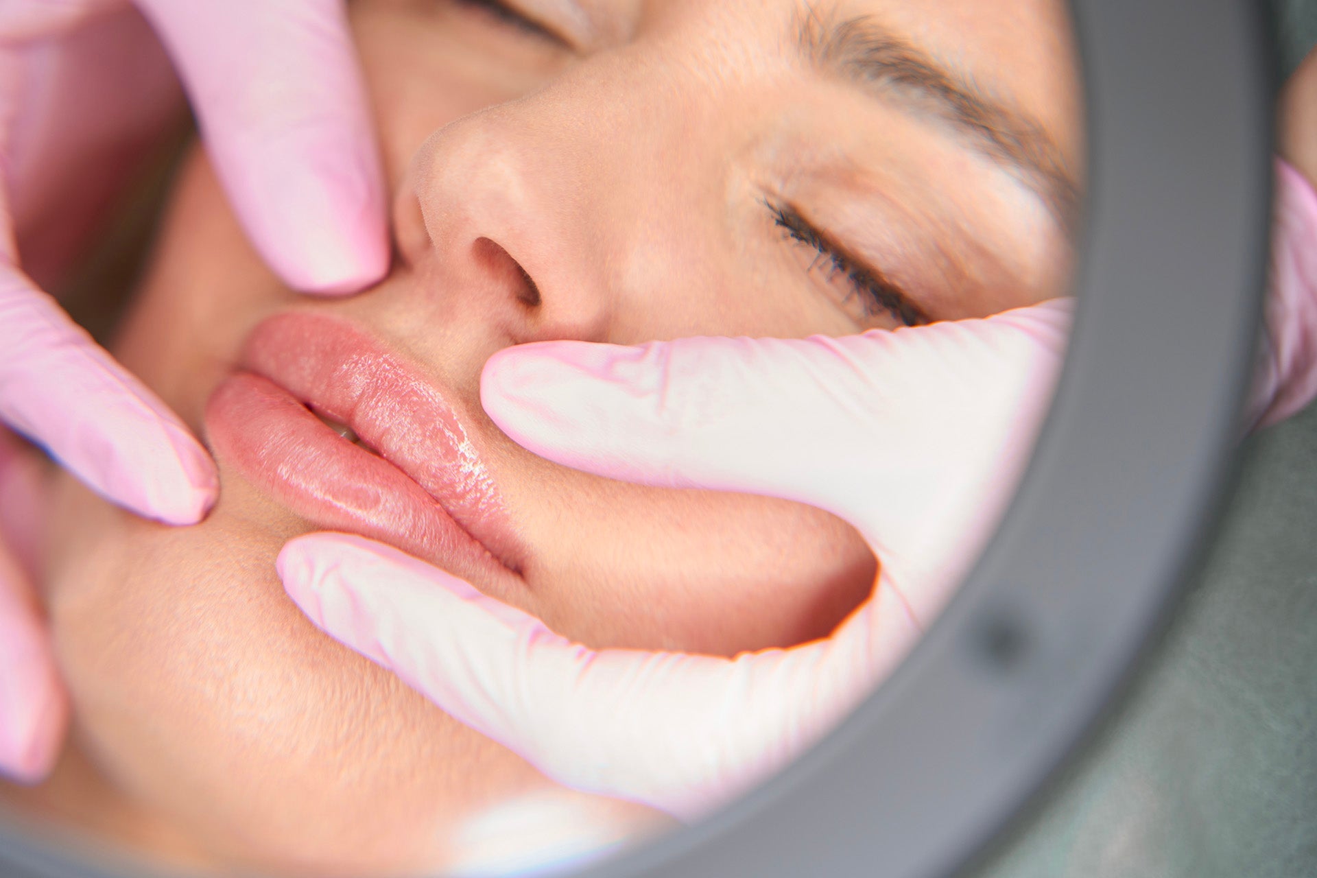 Comment se déroule une prestation de maquillage permanent des lèvres ?