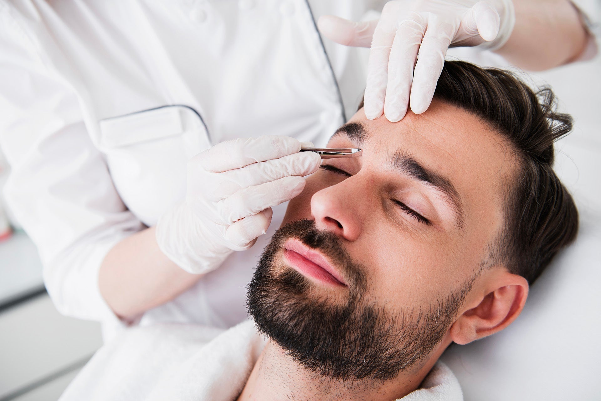 S'épiler et se teindre les sourcils, une nouvelle tendance masculine ?