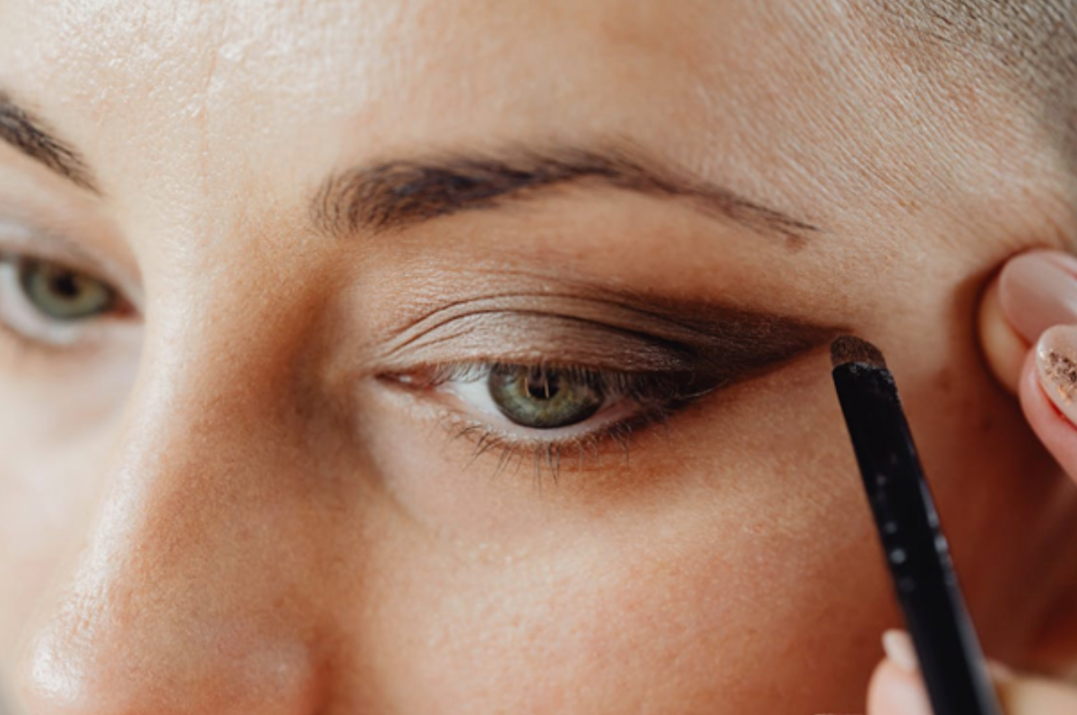 Les indispensables make-up à toujours avoir avec soi pour des sourcils parfaits