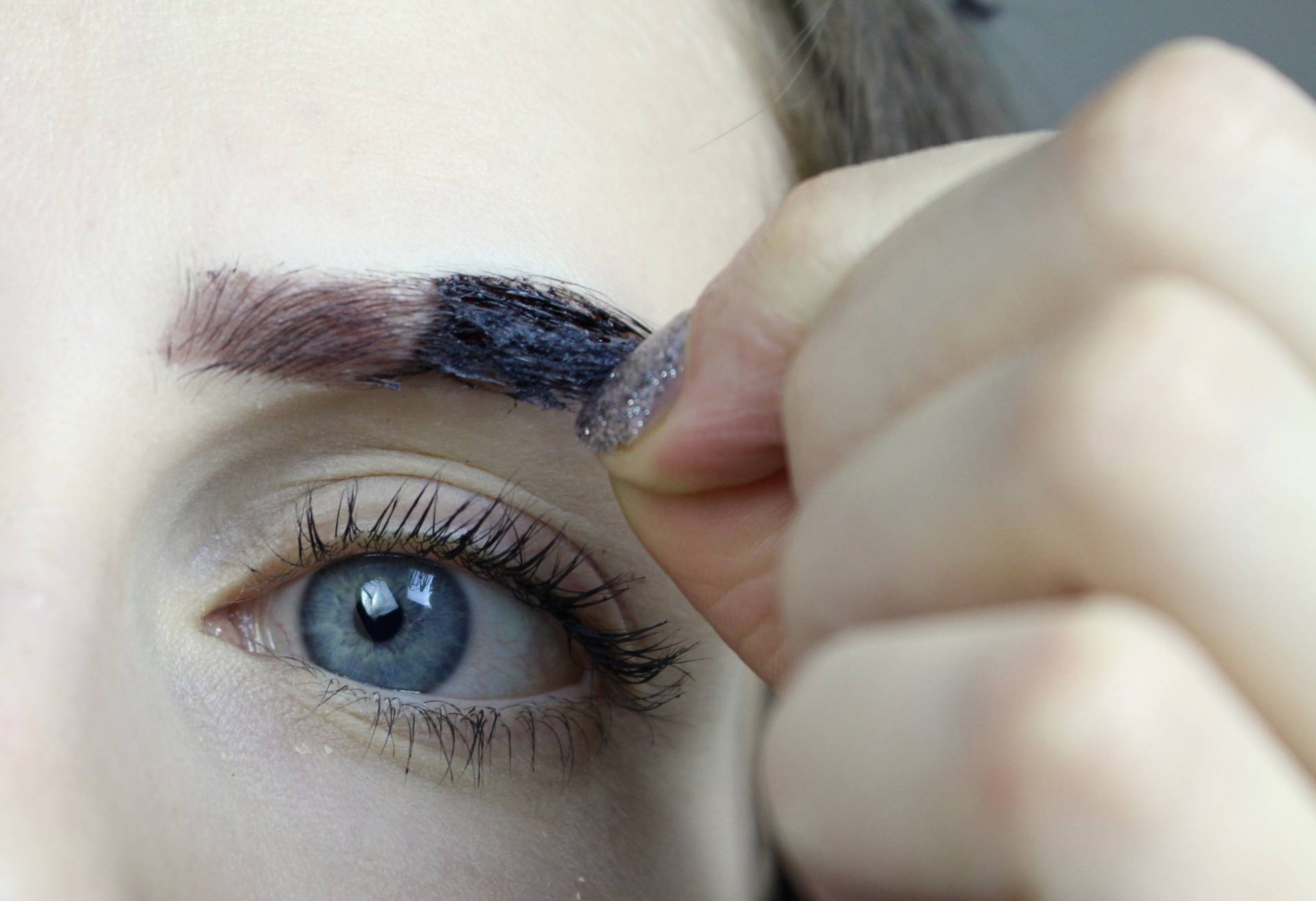 Le tatouage éphémère des sourcils, bonne ou une mauvaise idée ?