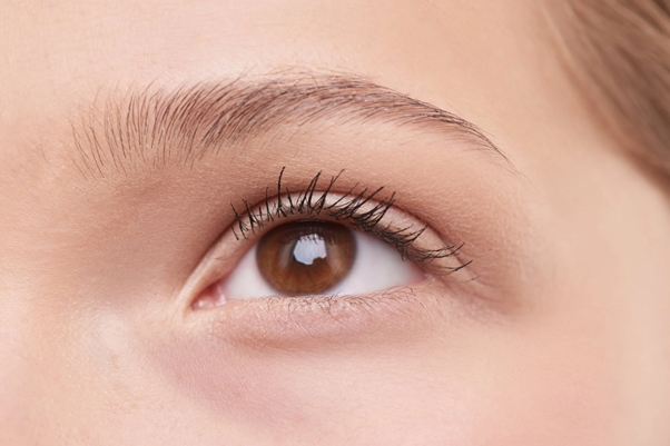 Skinny brows : le retour des sourcils extra fins ?