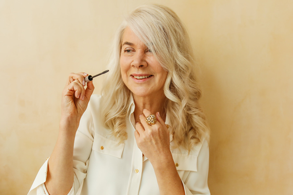 Fête des grands-mères : comment se maquiller quand on est senior ?
