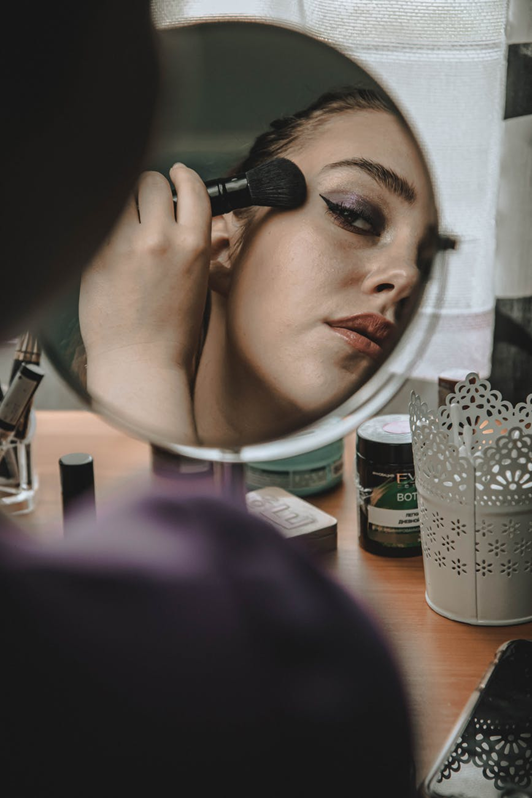 Comment bien faire tenir son maquillage ?