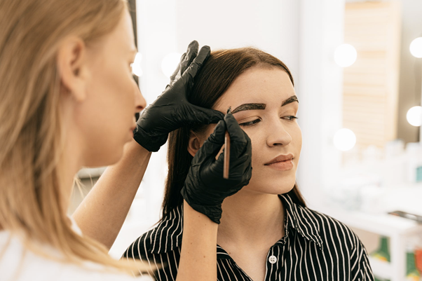 A quel âge commencer à s'épiler les sourcils ?