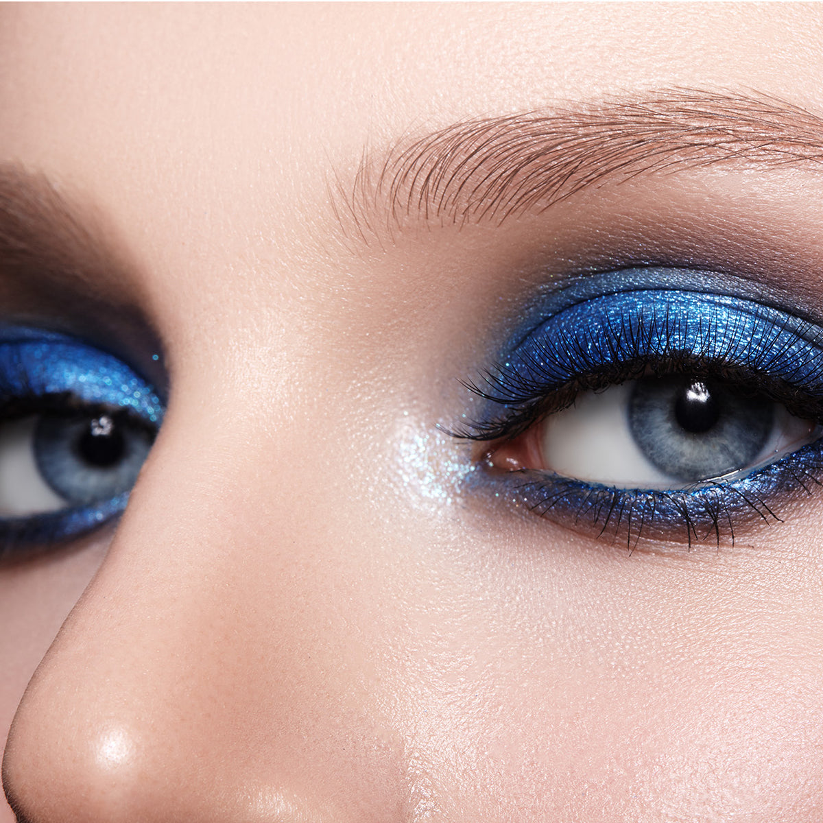 maquillaje de ojos ahumados marrones para ojos azules