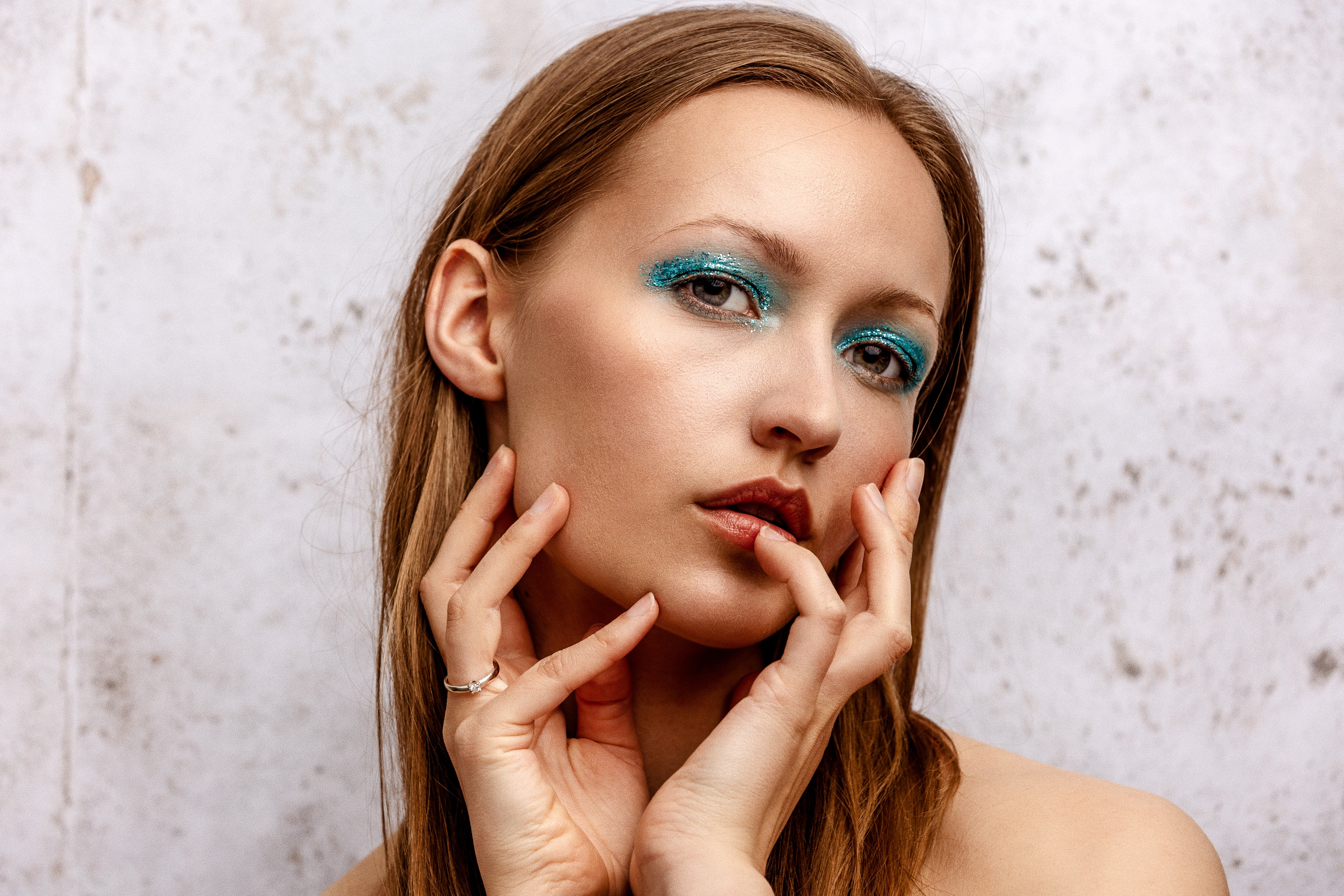 Journée mondiale du coloriage  : et si on osait le maquillage coloré ?