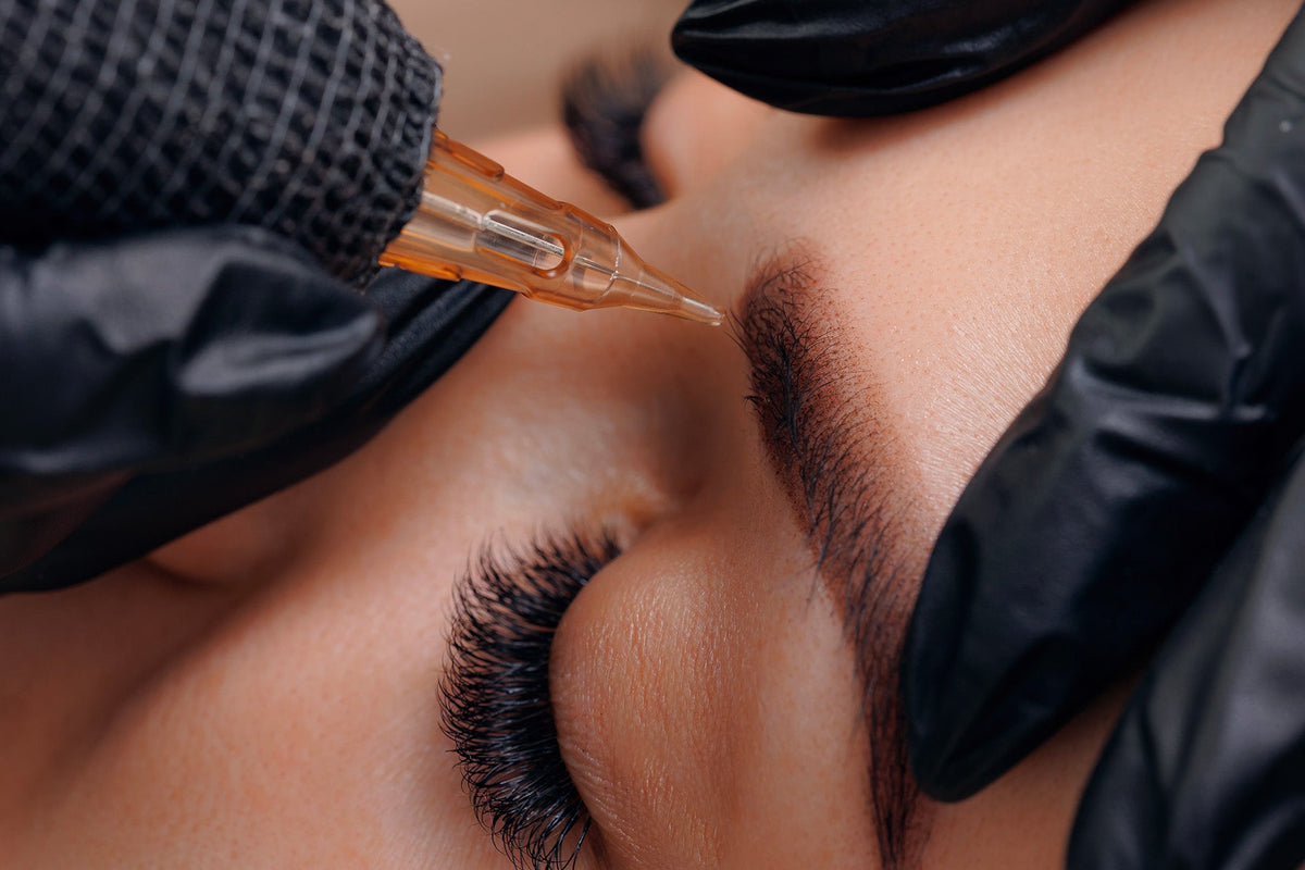 Nanoblading des sourcils, technique de maquillage permanent effet poil à poil pour redessiner la ligne des sourcils et obtenir un résultat naturel et précis.
