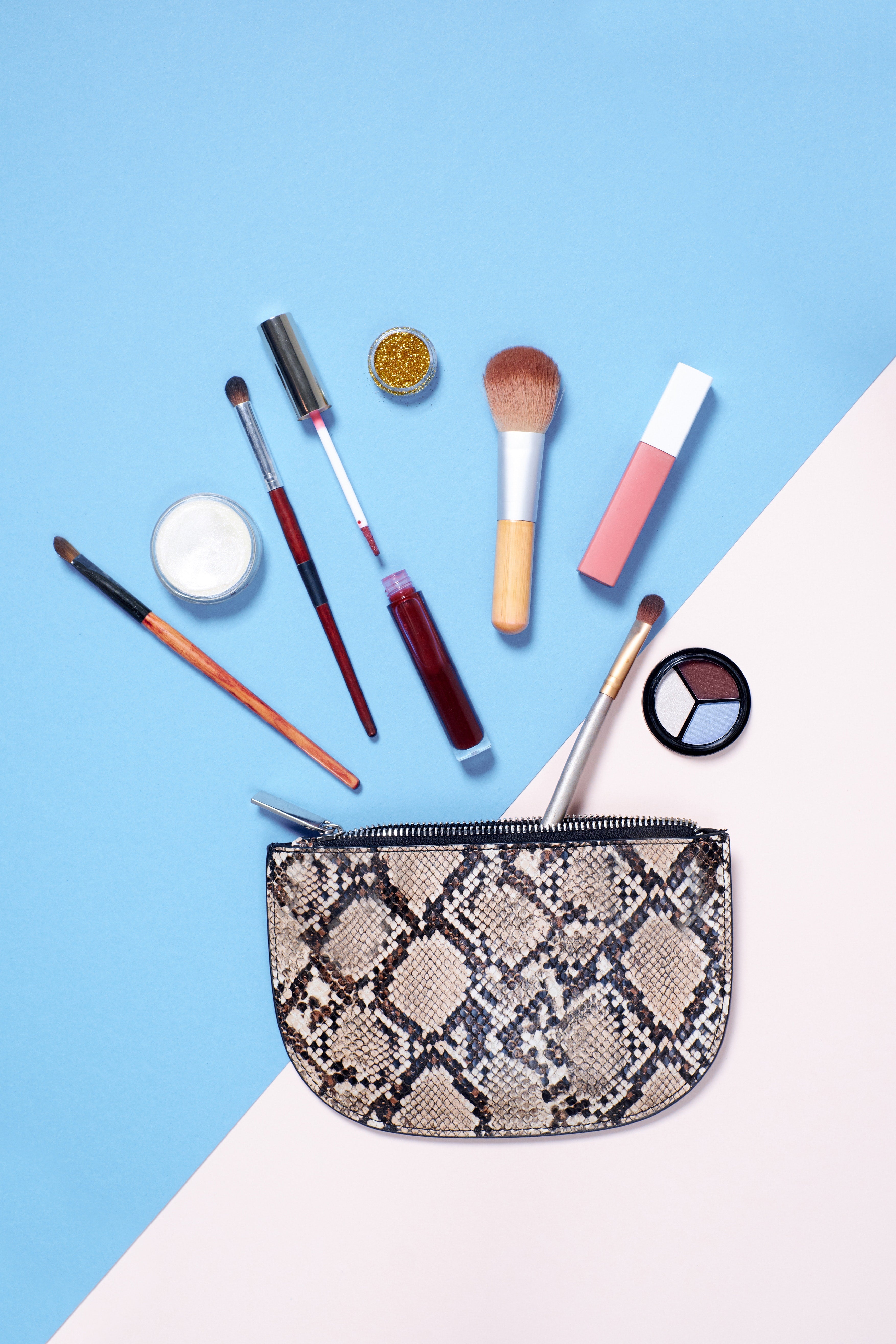 Quels sont les indispensables à glisser dans sa trousse de maquillage en hiver ?