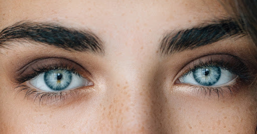 Comment maquiller les yeux bleus pour les sublimer ?