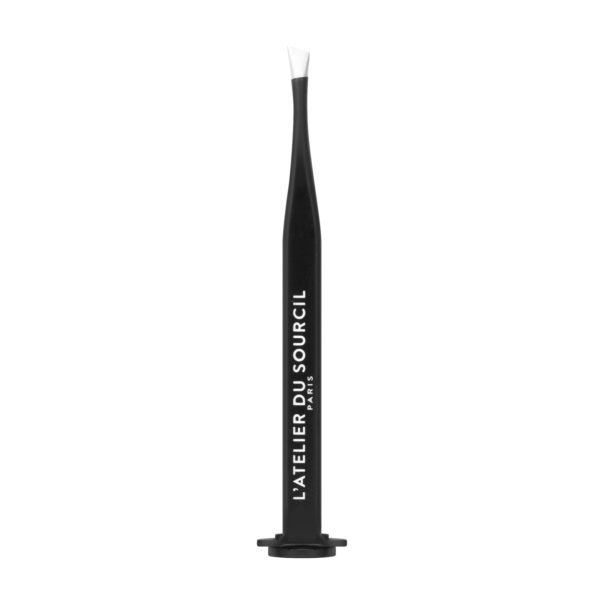 Stylbrow, pince à épiler noire à pointe biseautée présentée sur fond blanc, accessoire sourcils L'Atelier du Sourcil Paris